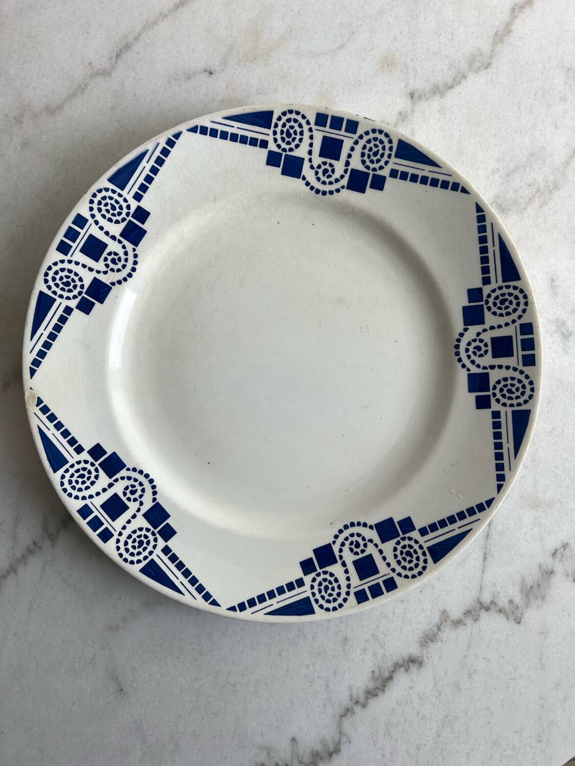 Moulin des loups round presentation dish