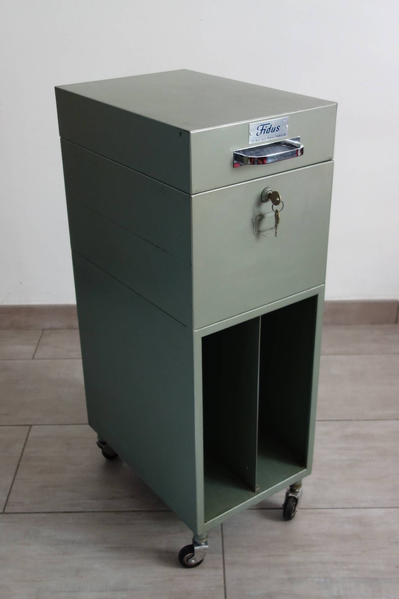 Industrial metal filing cabinet on casters Fidus