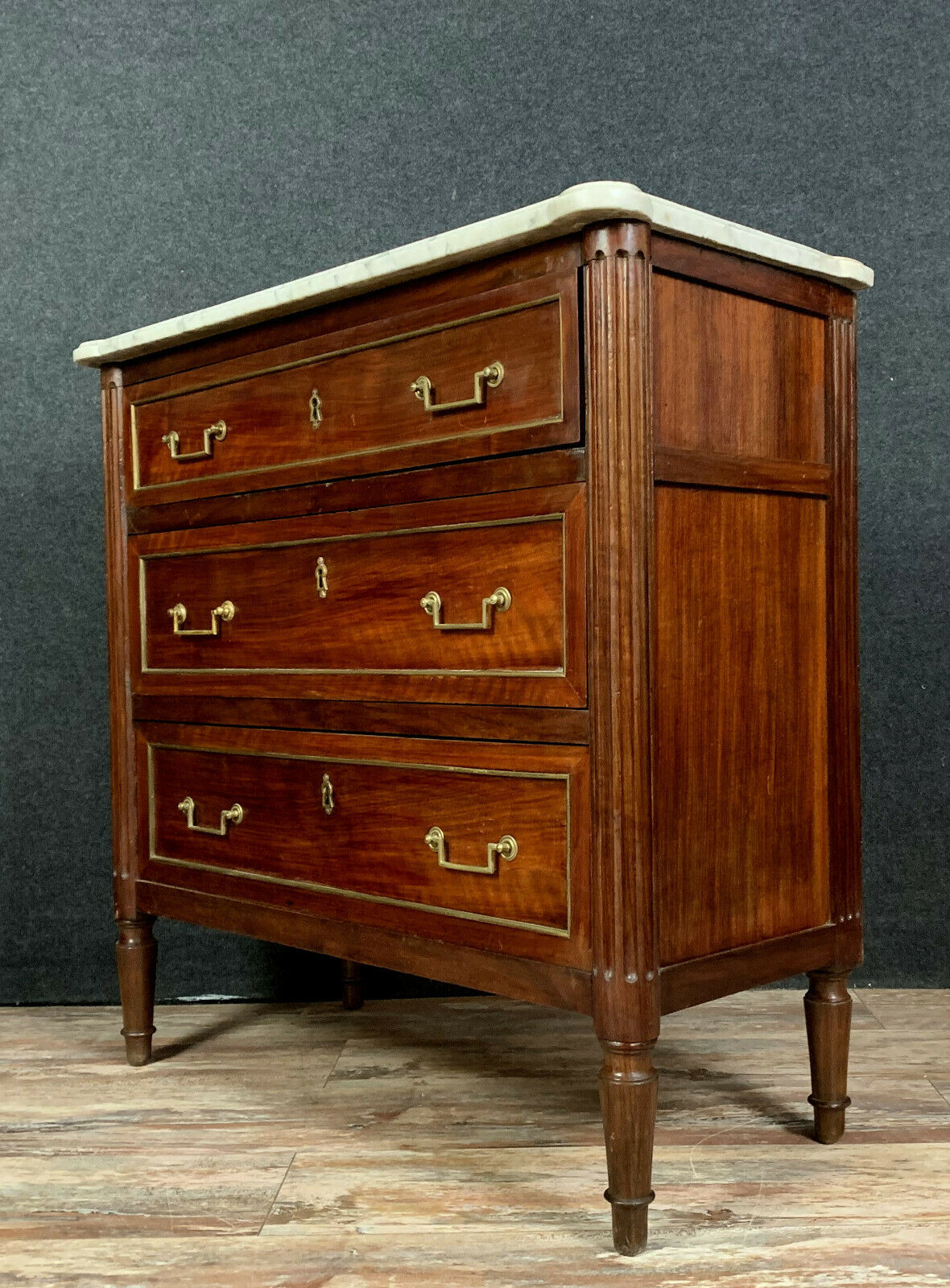 Commode de dame époque Louis XVI en acajou.