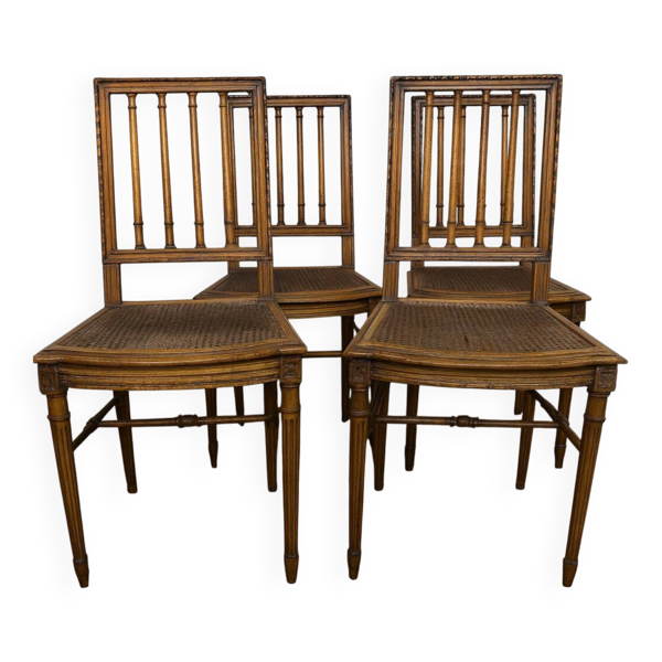 Série de quatre chaises style Louis XVI en bois sculpté