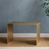 Table d'appoint arquée en laiton brossé – fabriquée à la main par Veliento