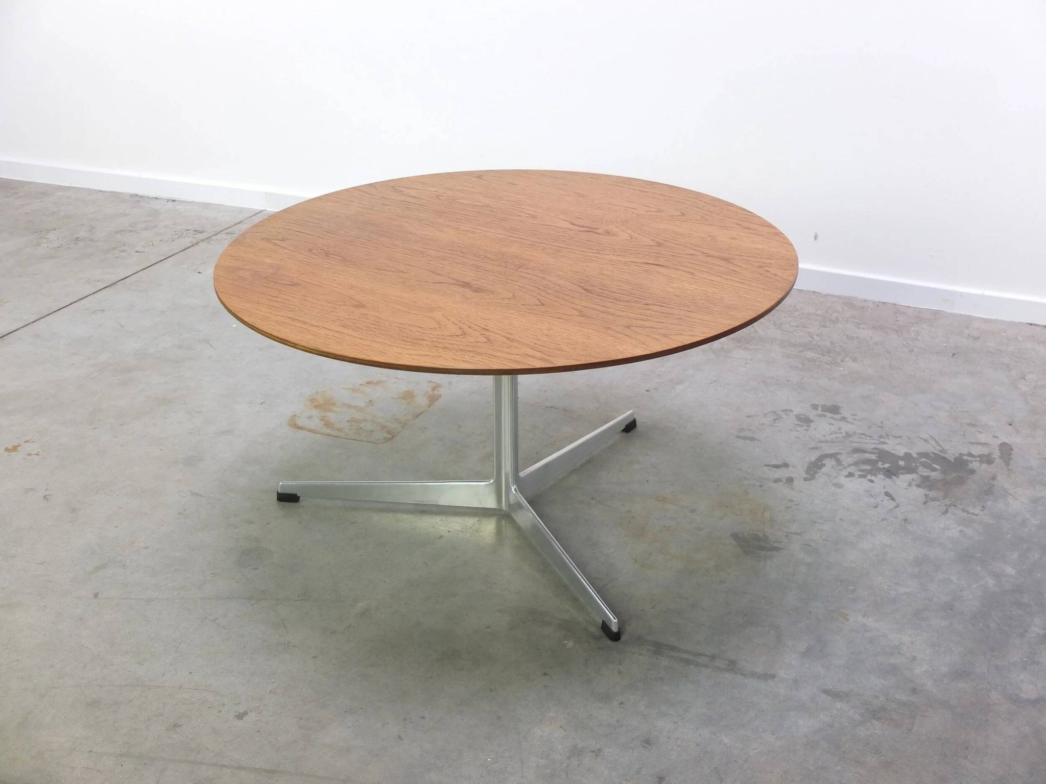 Circular coffee table in oak by Arne Jacobsen for Fritz Hansen, 1960s