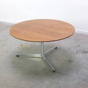 Circular coffee table in oak by Arne Jacobsen for Fritz Hansen, 1960s
