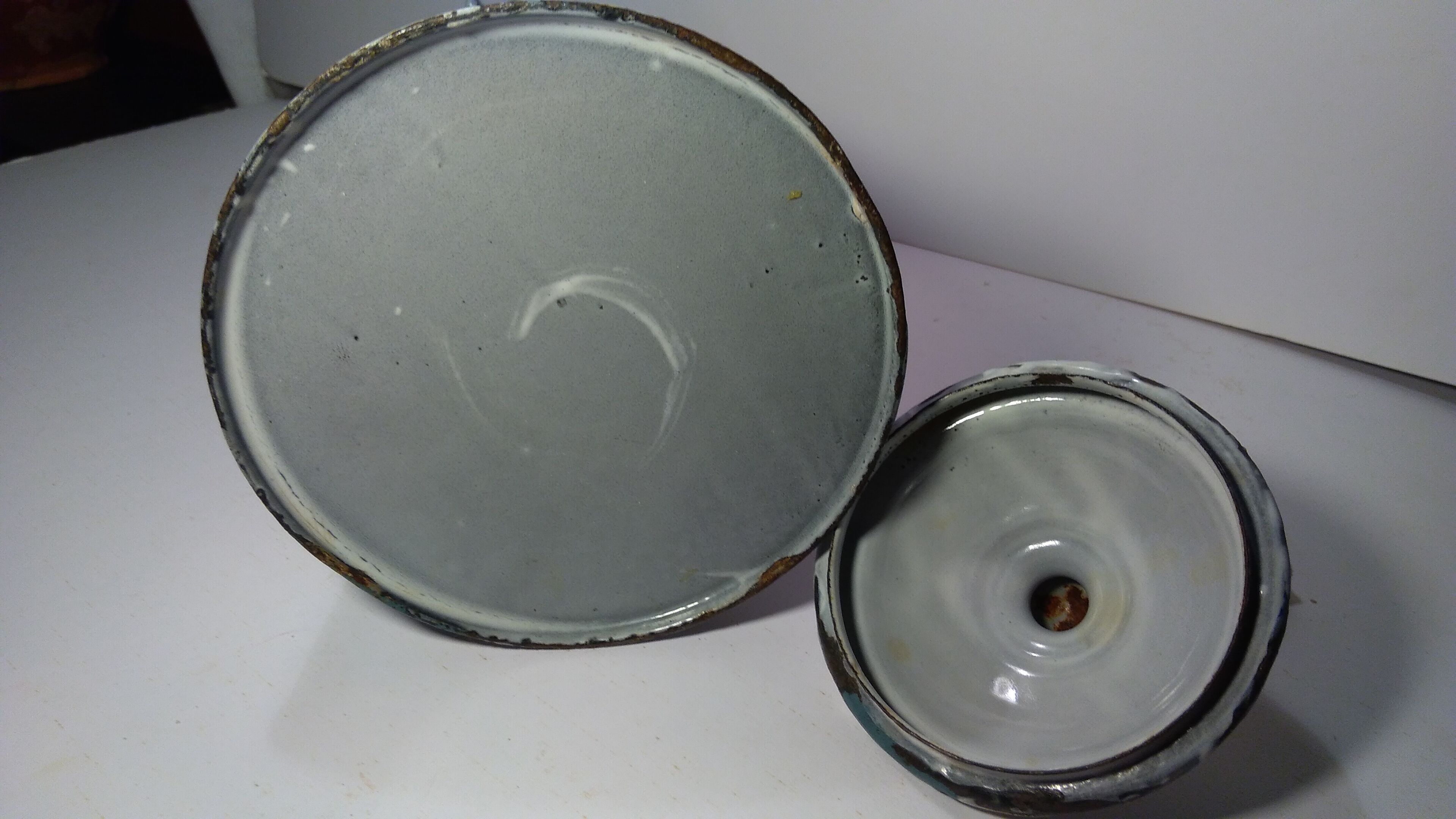 Pot à lait  ancien en tôle émaillée