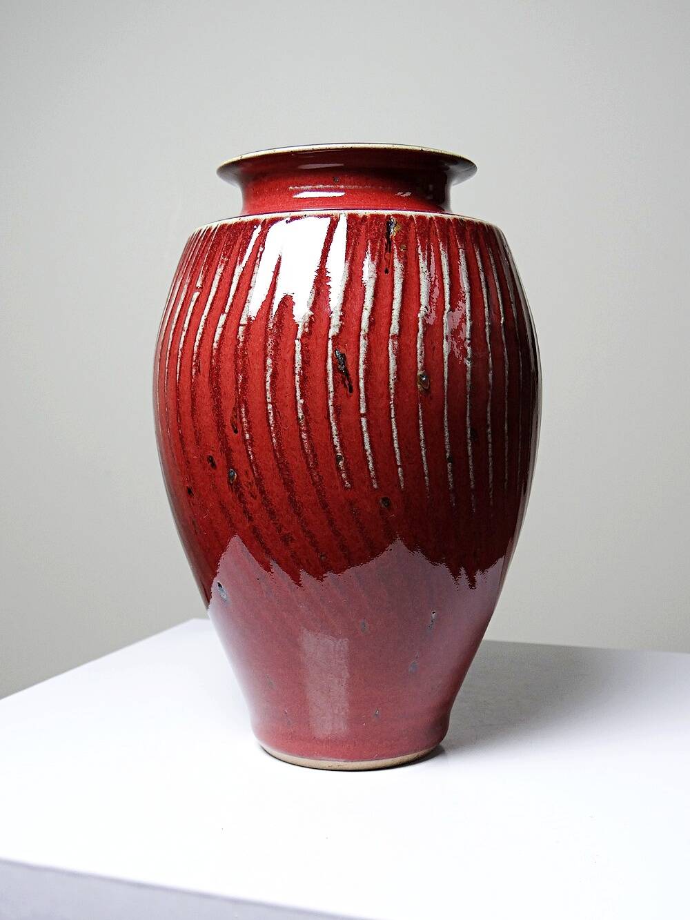 Vase en grès émaillé sang-de-bœuf à côtes, travail d’atelier XXe