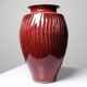 Vase en grès émaillé sang-de-bœuf à côtes, travail d’atelier XXe