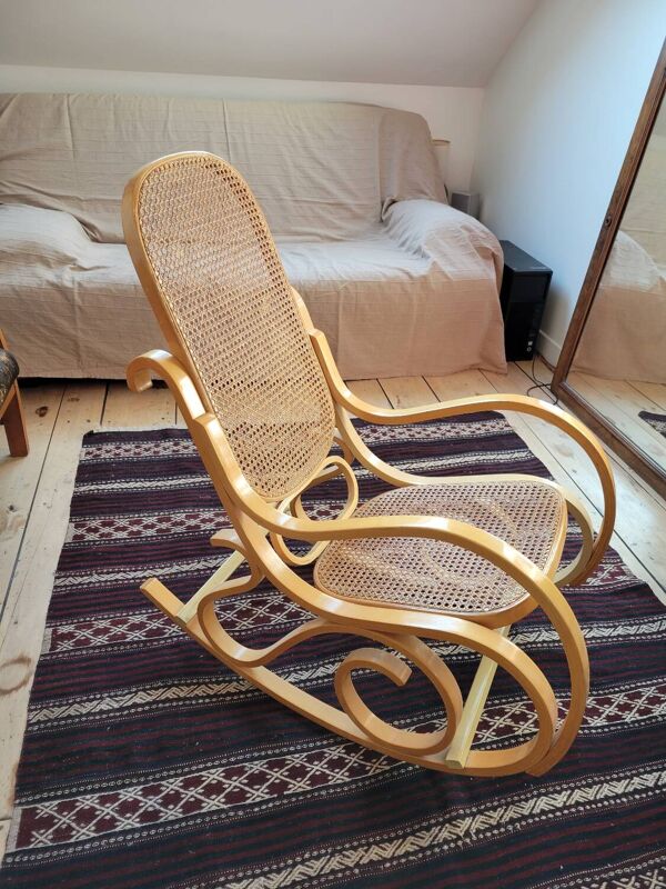 Rocking-chair en bois courbé et cannage