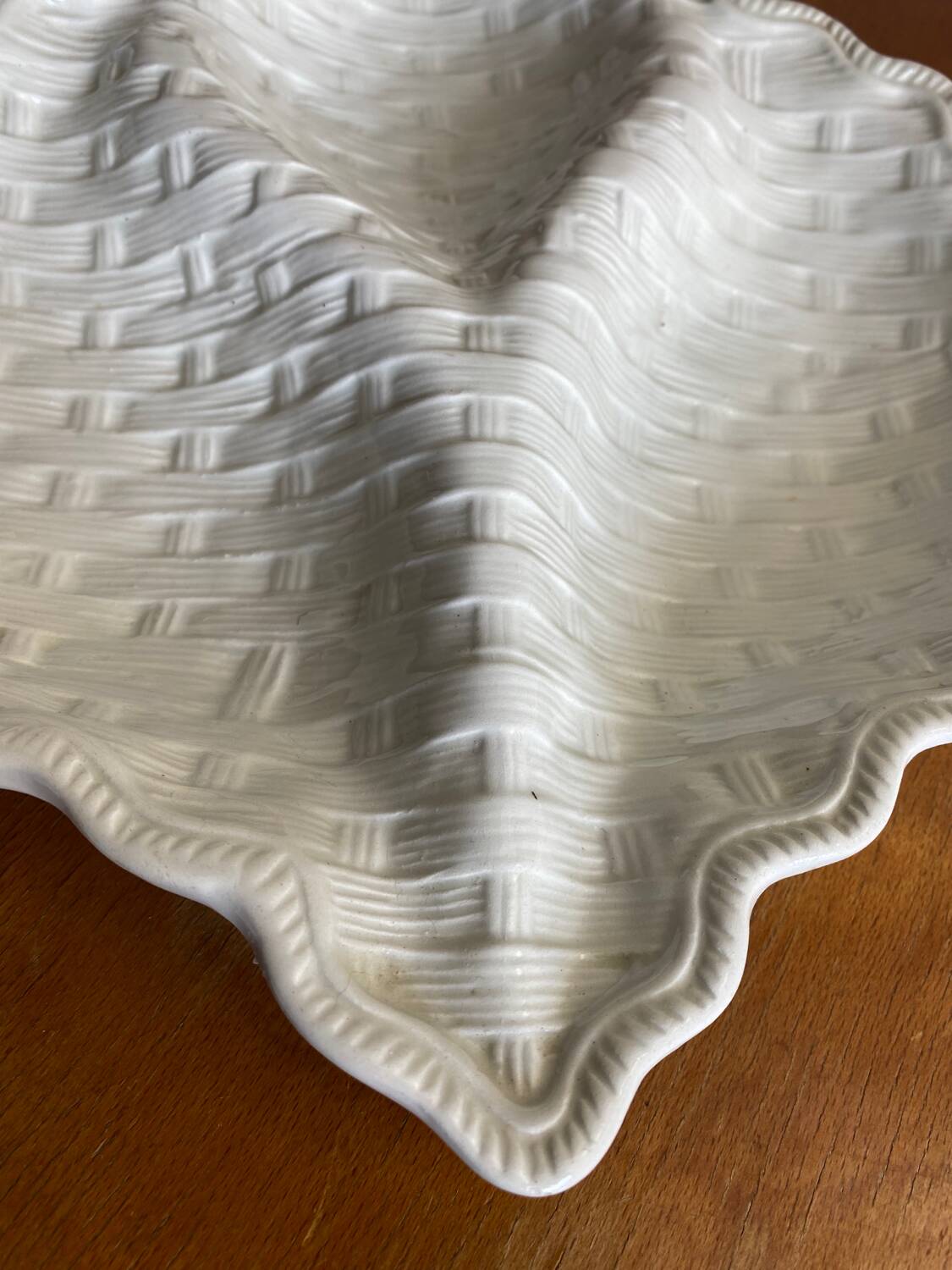 Ceramic compartmentalized leaf appetizer dish