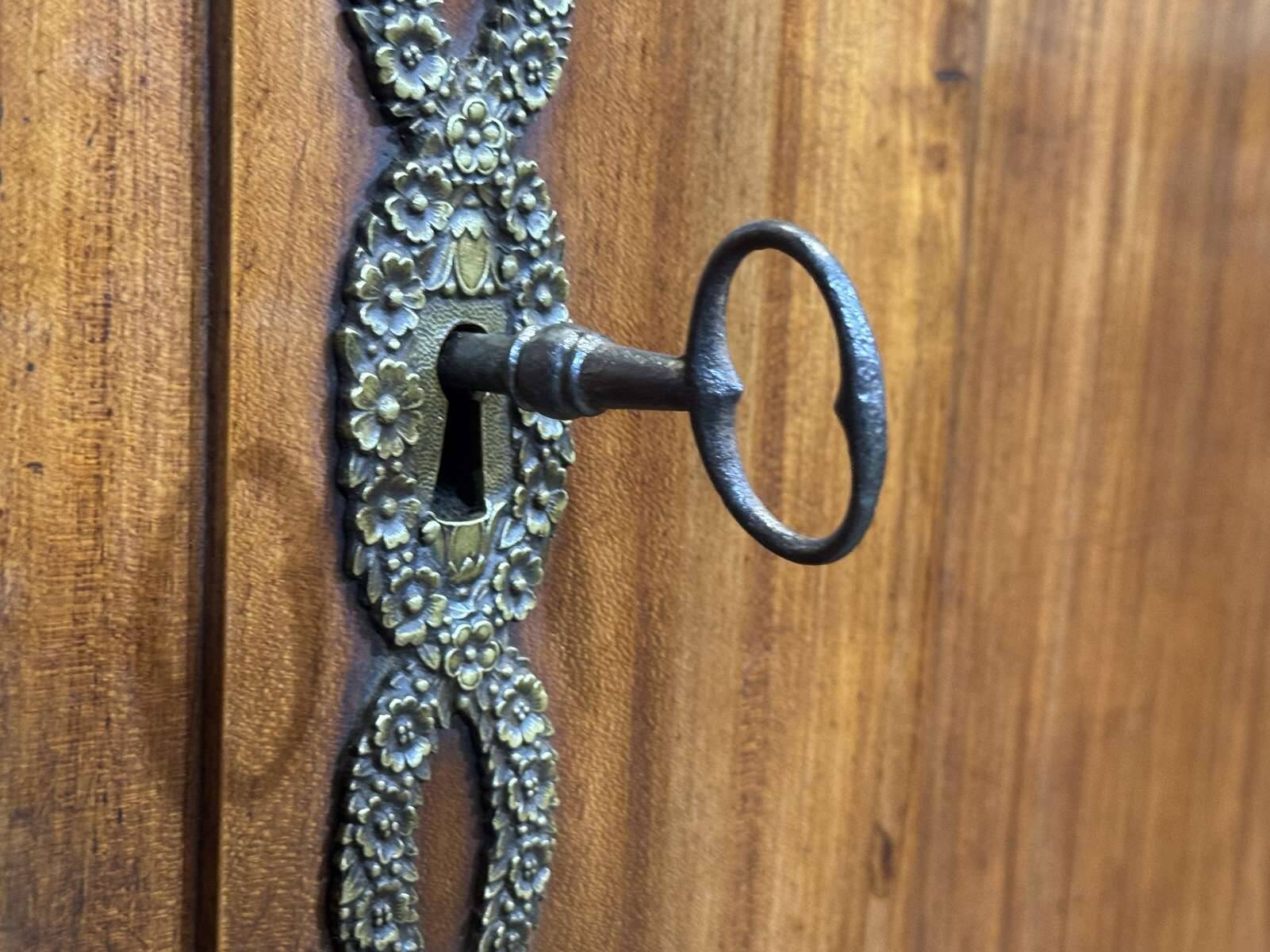 Armoire penderie Empire en merisier XIXème