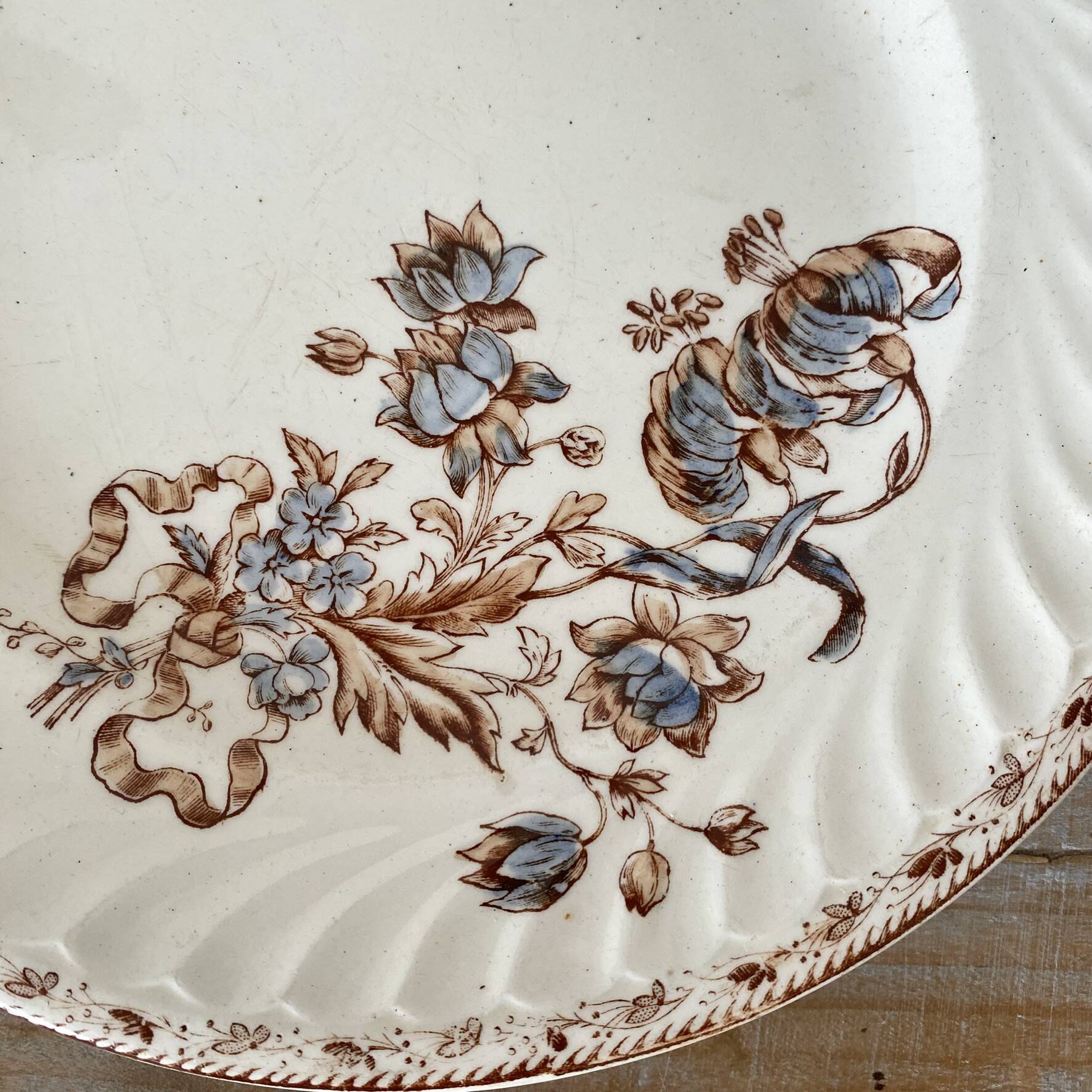 Antique polychrome ironstone dish from Salins, Saxon model.