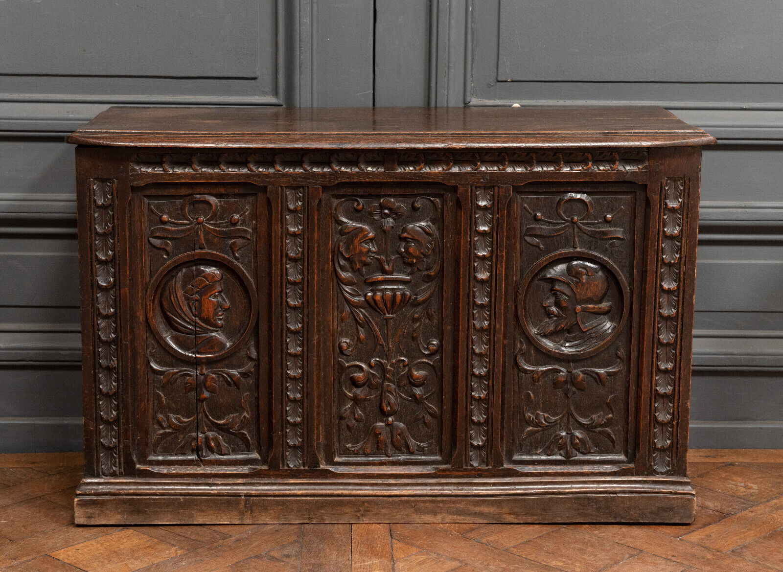 Coffre néogothique 3 panneaux décor Renaissance début XXe