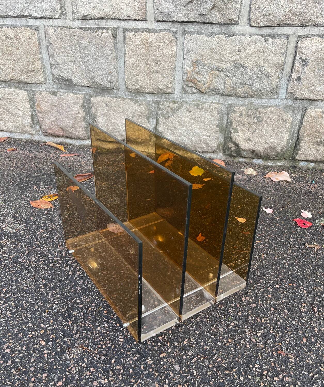 Porte revues en plexiglas avec roulettes