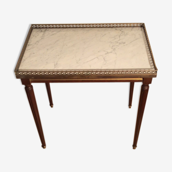 Table d’appoint de style Louis XVI en acajou et plateau marbre blanc .