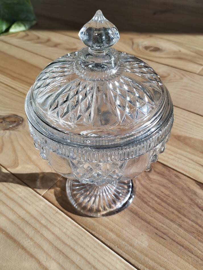 Footed glass bonbonnière – Fine design, Art Deco spirit