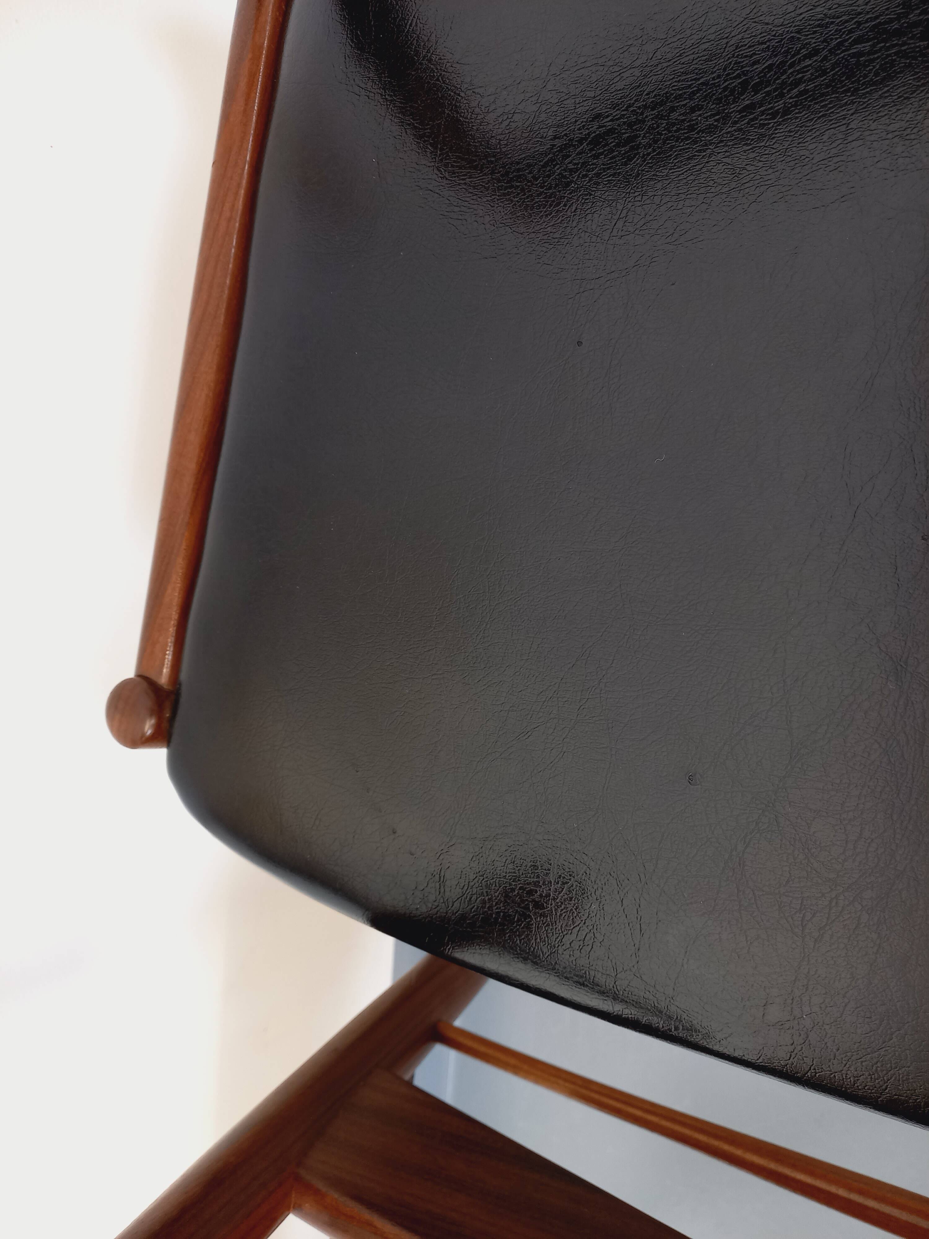 Paire de chaises scandinaves en teck et skaï, années 50-60