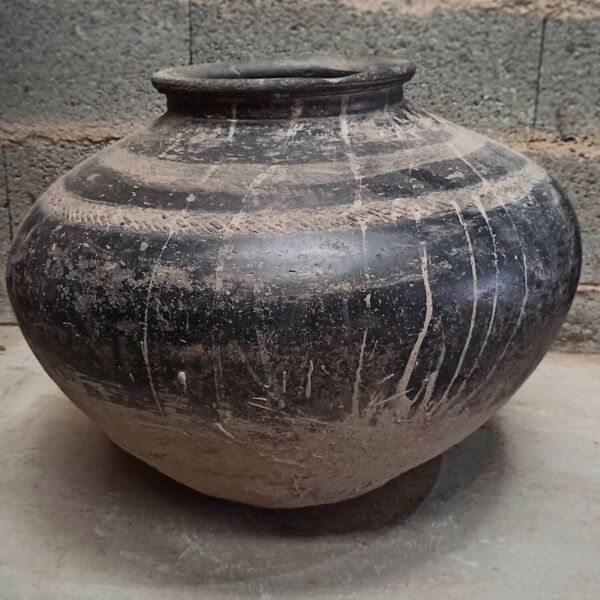 Pot ancien en terre cuite noir