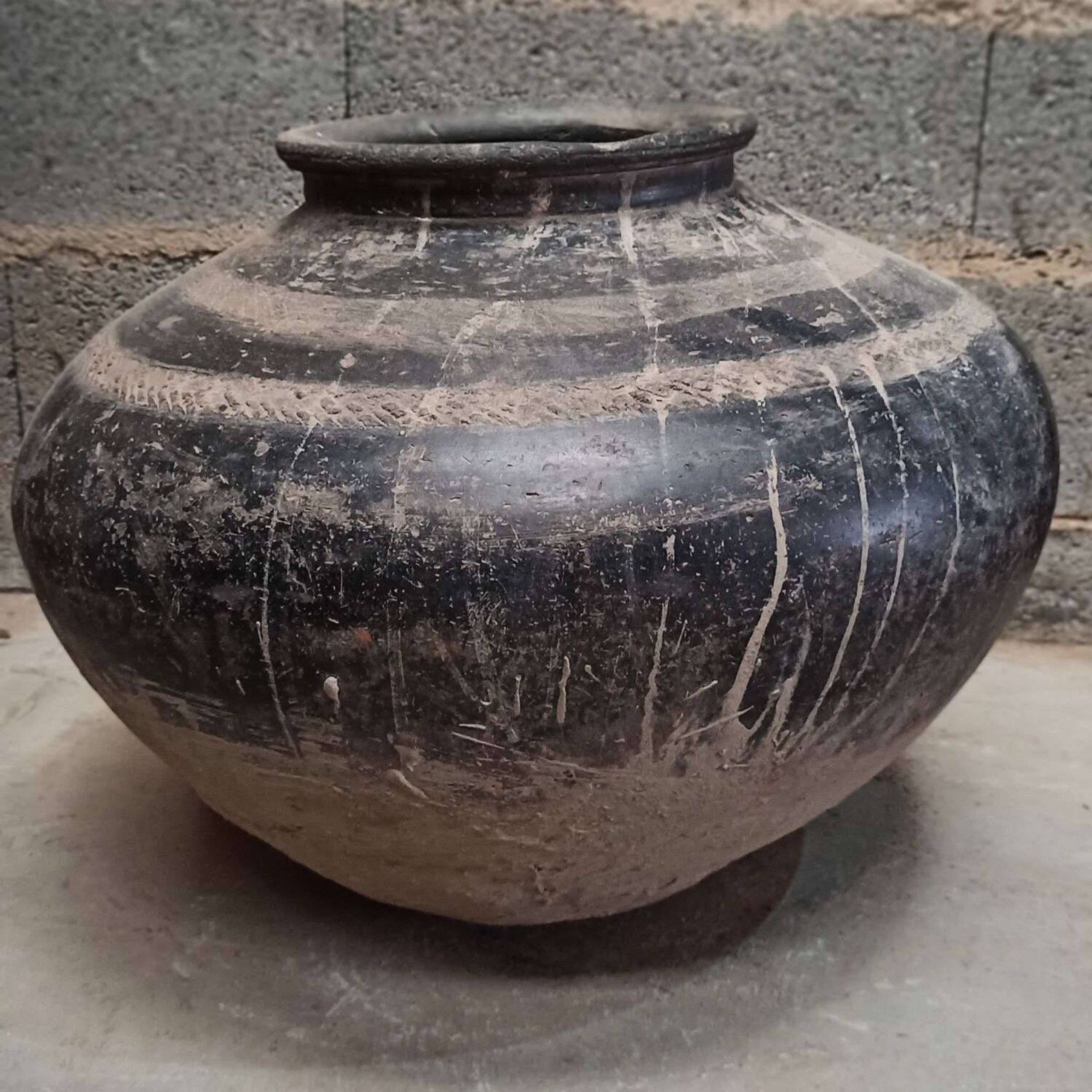 Pot ancien en terre cuite noir