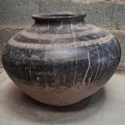 Pot ancien en terre cuite noir