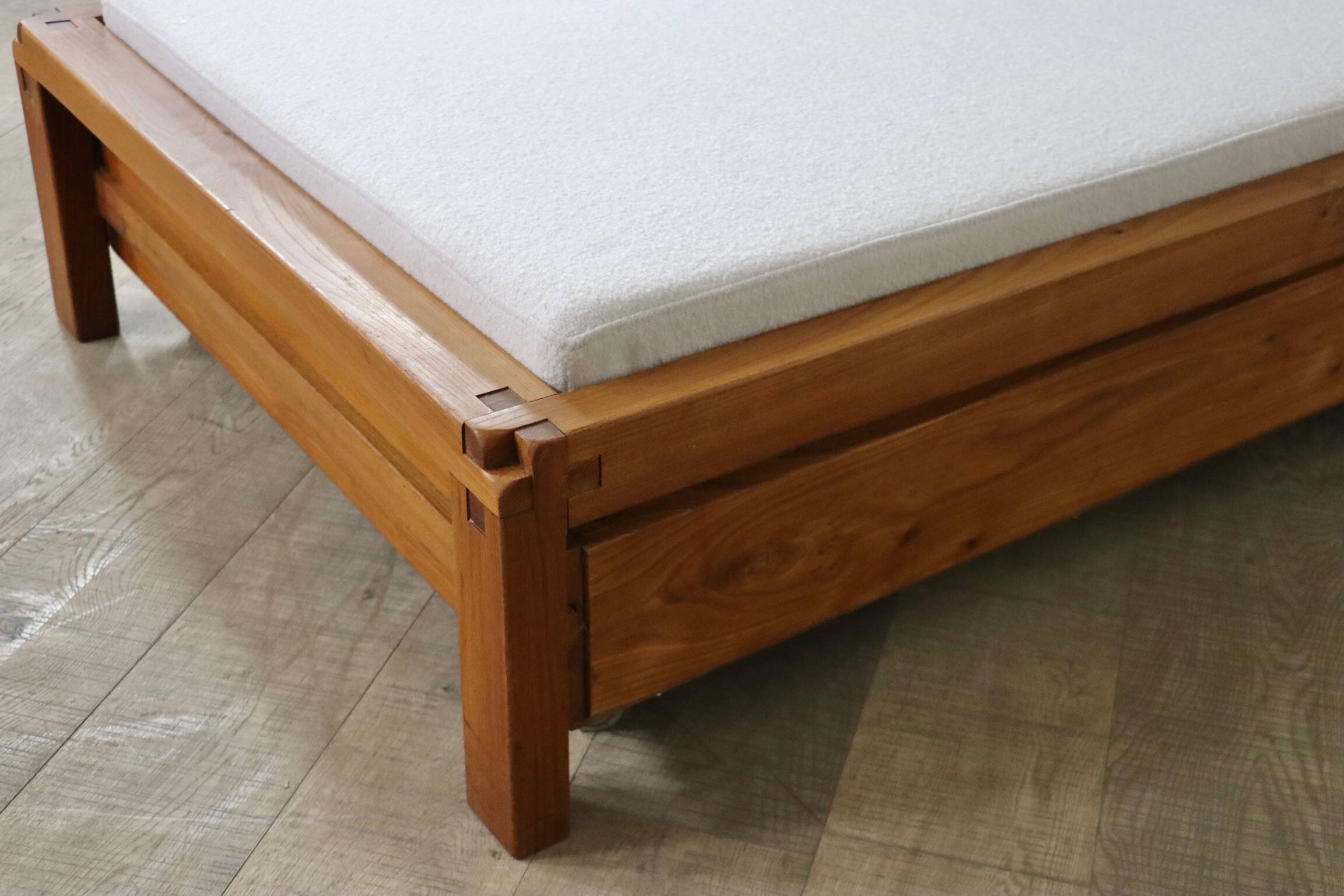 Lit de repos L03 Pierre Chapo en orme massif, France 1960