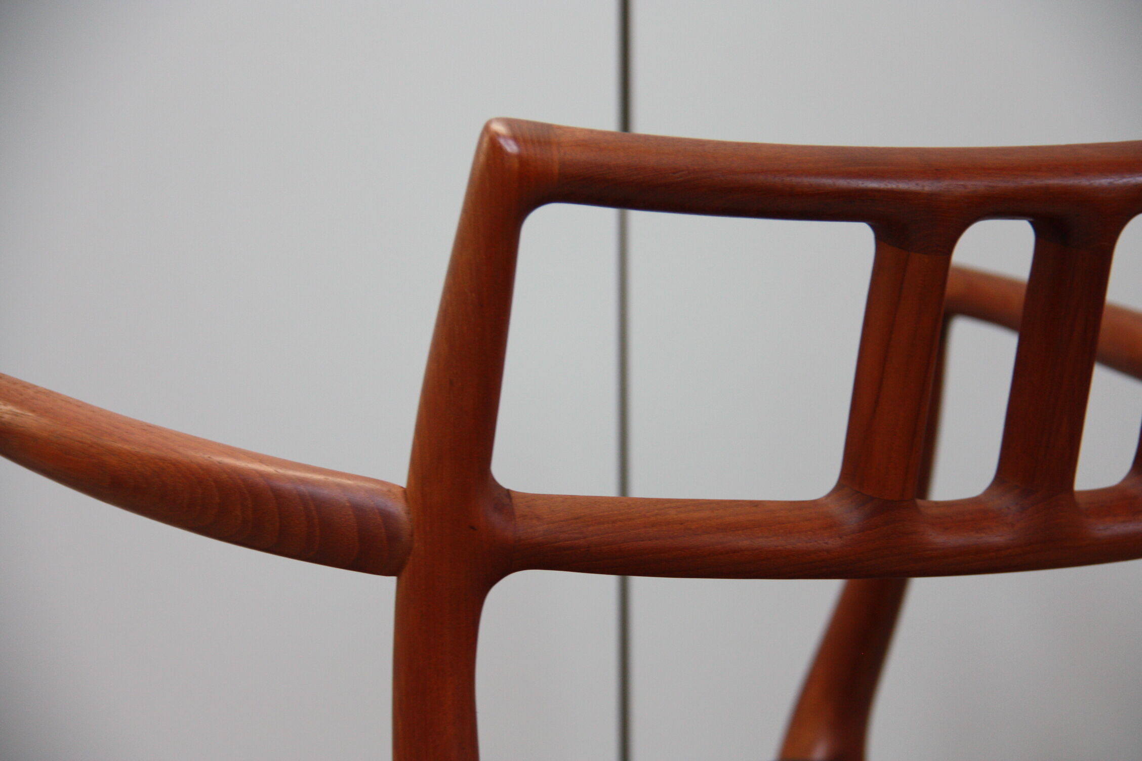 Vintage armchair in teak and black leather - Model 64 - Möller - Denmark '60's