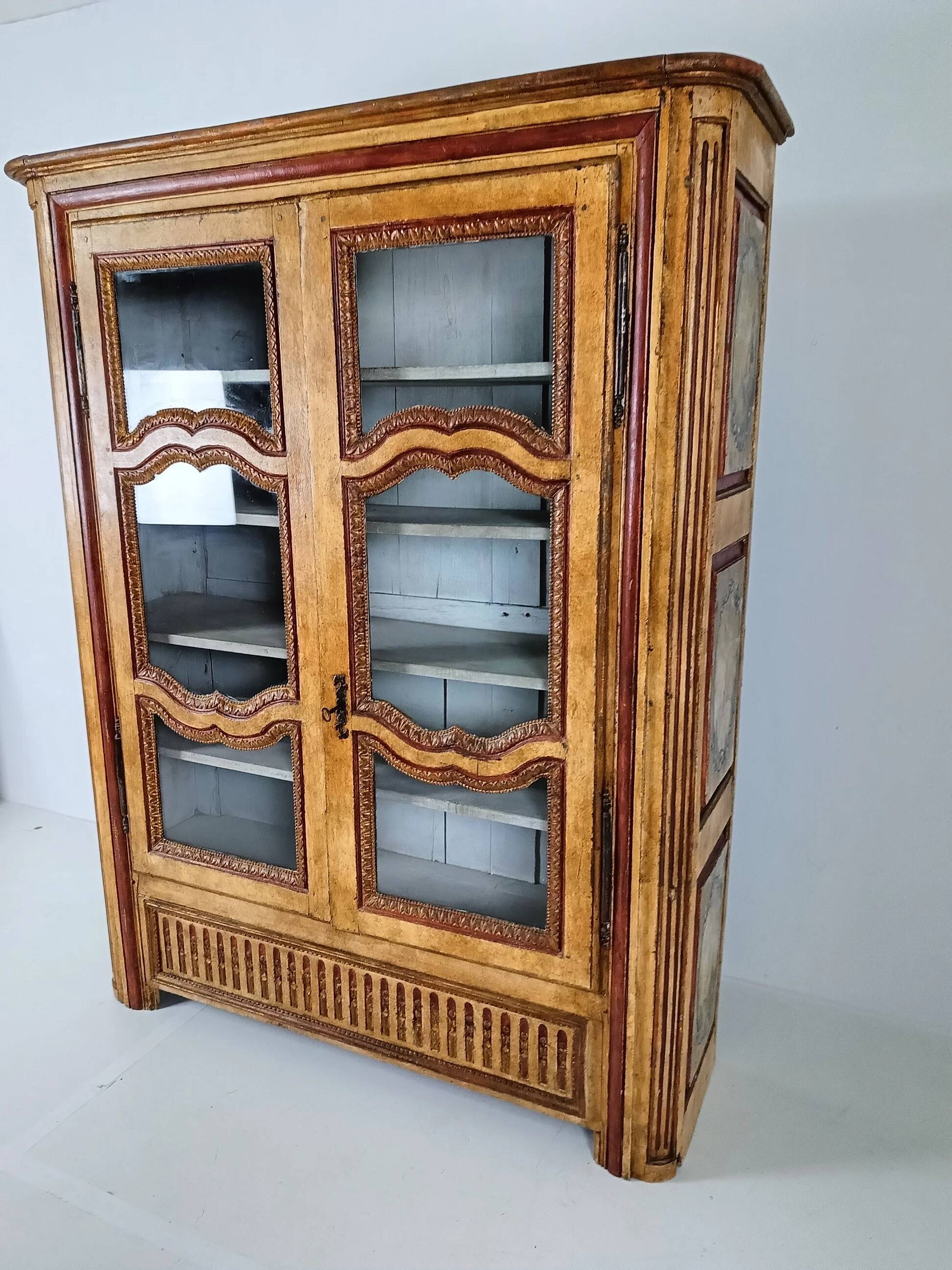 Vitrine française ancienne peinte