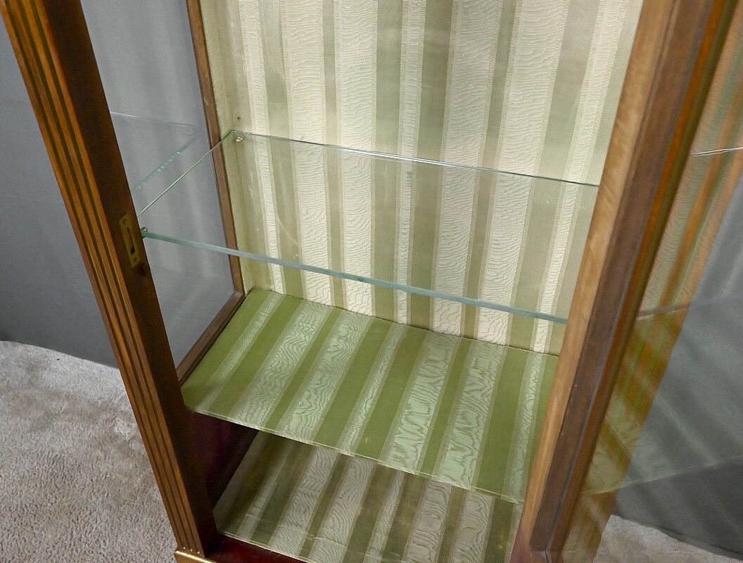 Vitrine en acajou, style Louis XVI – Début XXe