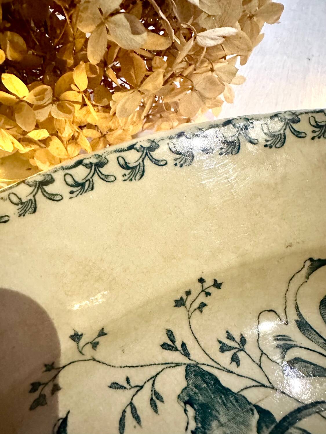 Oval dish, honeysuckle model