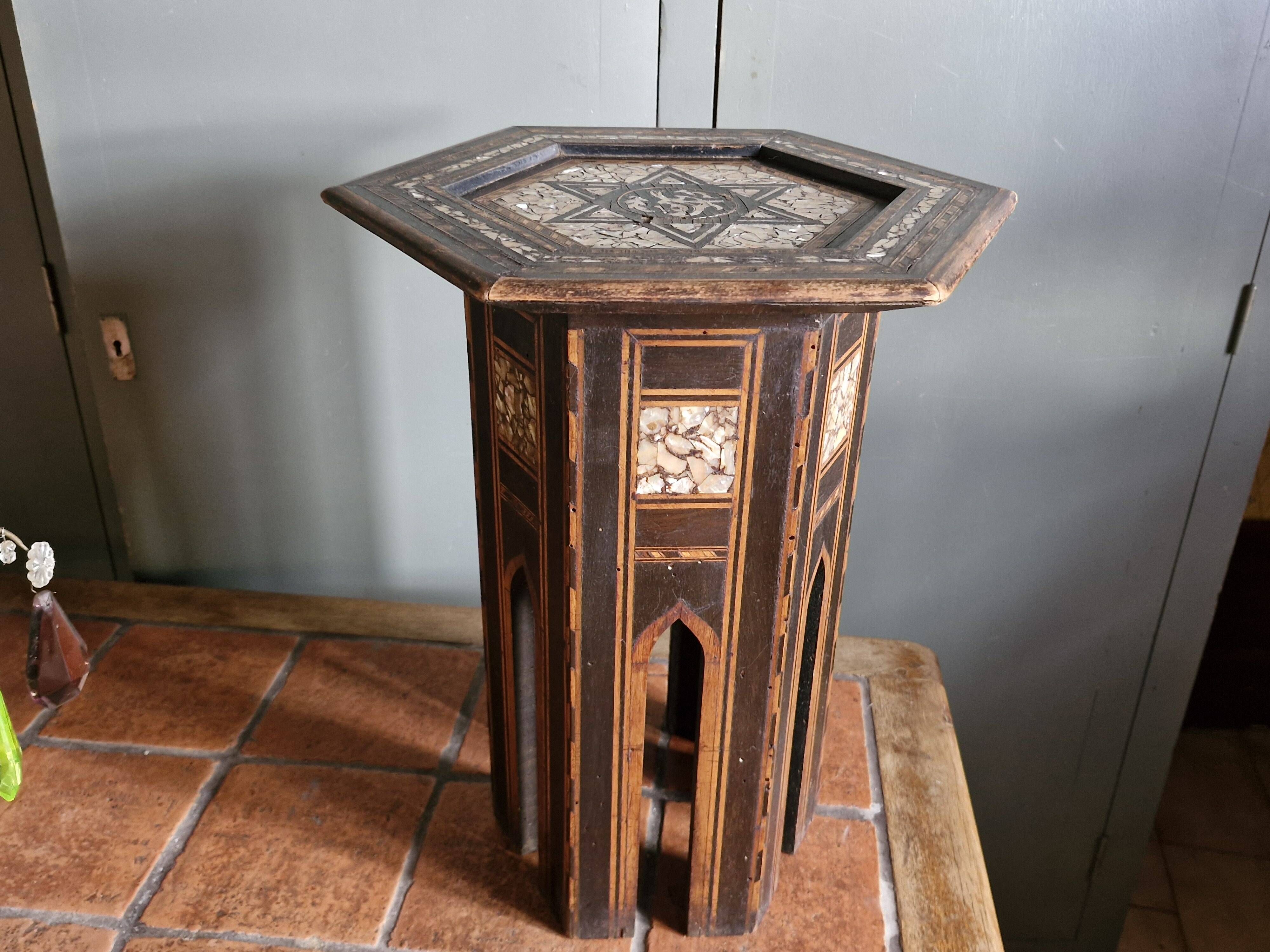 Antique octagonal table with mother-of-pearl inlays - Syria or Egypt