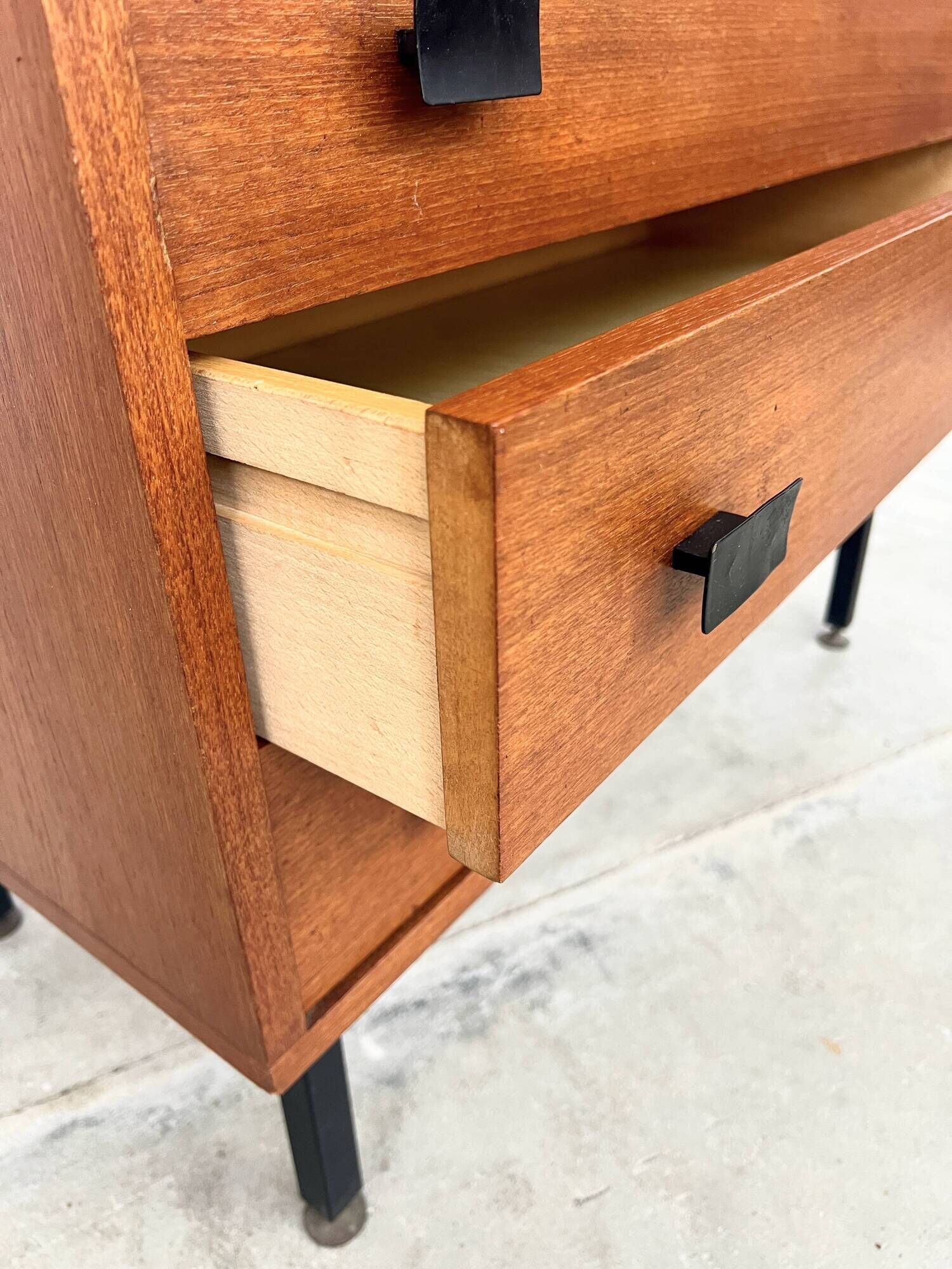 Commode 4 tiroirs moderniste par Antoine Philippon et Jacqueline Lecoq