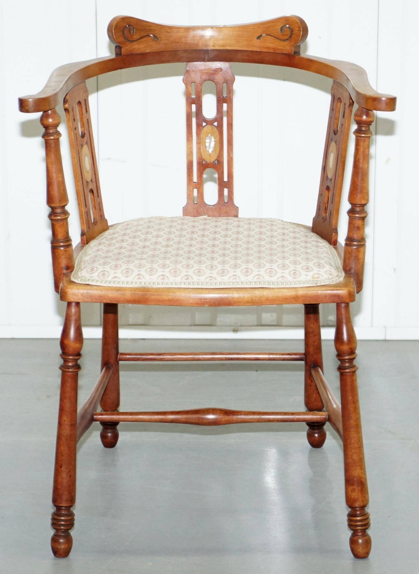 Chaise en noyer Edwardian à dossier courbé avec incrustation de nacre style Arts and Crafts