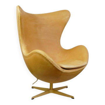 Egg chair in leather by Arne Jacobsen for Fritz Hansen Limited anniversary edition