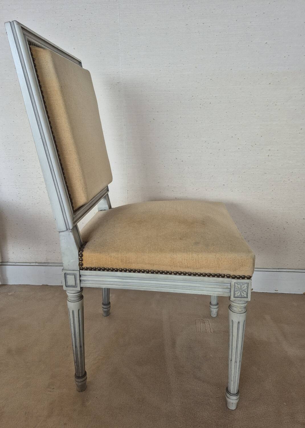 Chaise style Louis XVI assise velours beige doré