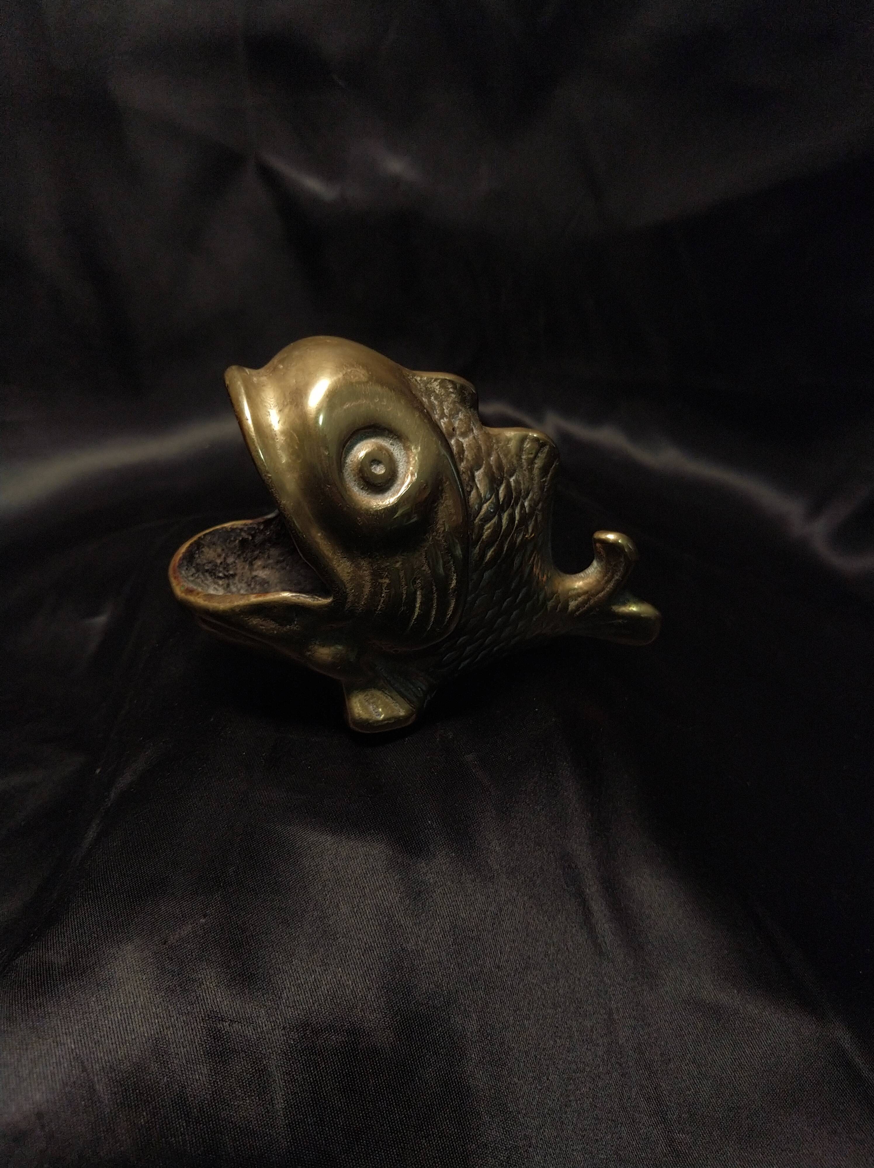 Empty pocket fish in gilded bronze