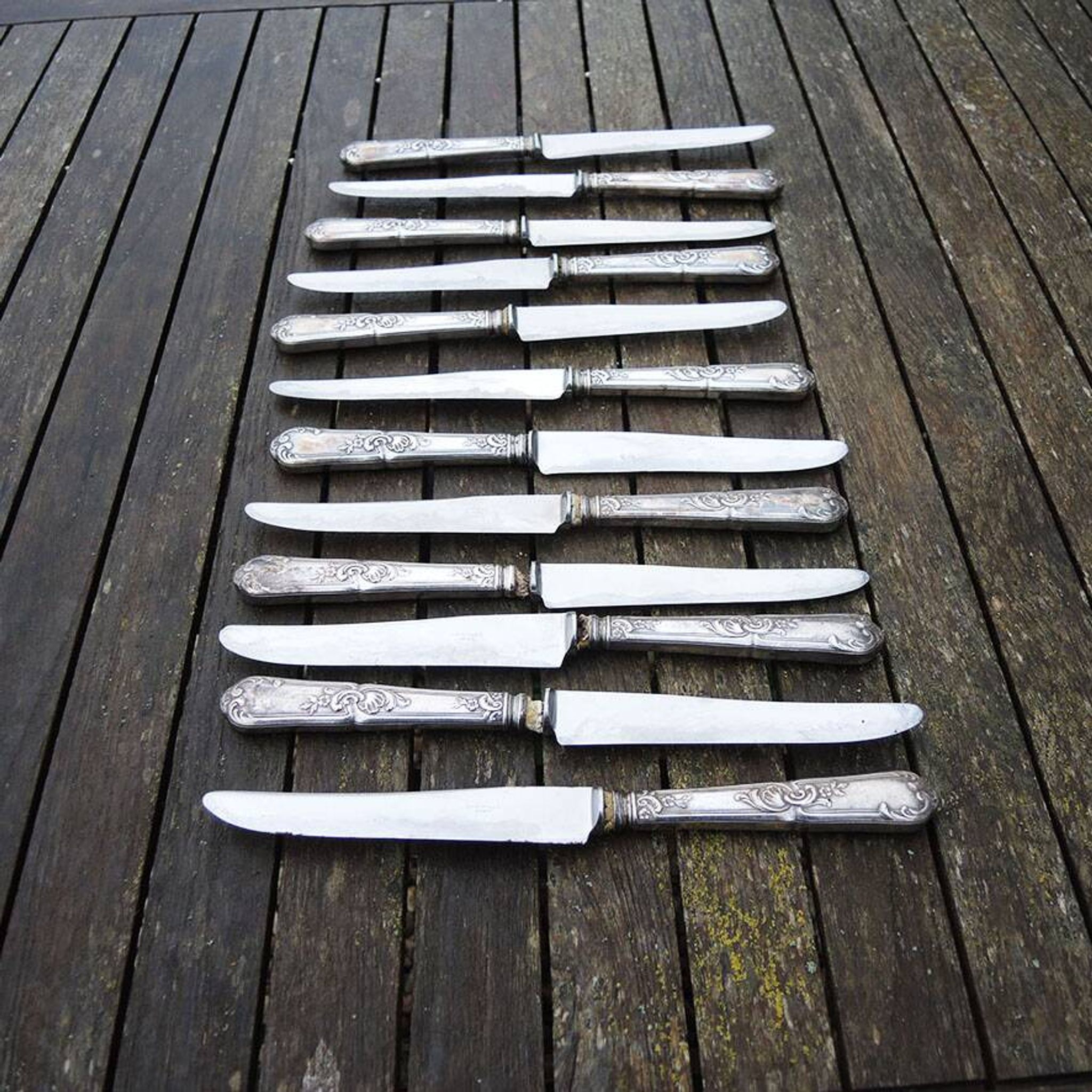 12 anciens couteaux de table Orbrille en inox