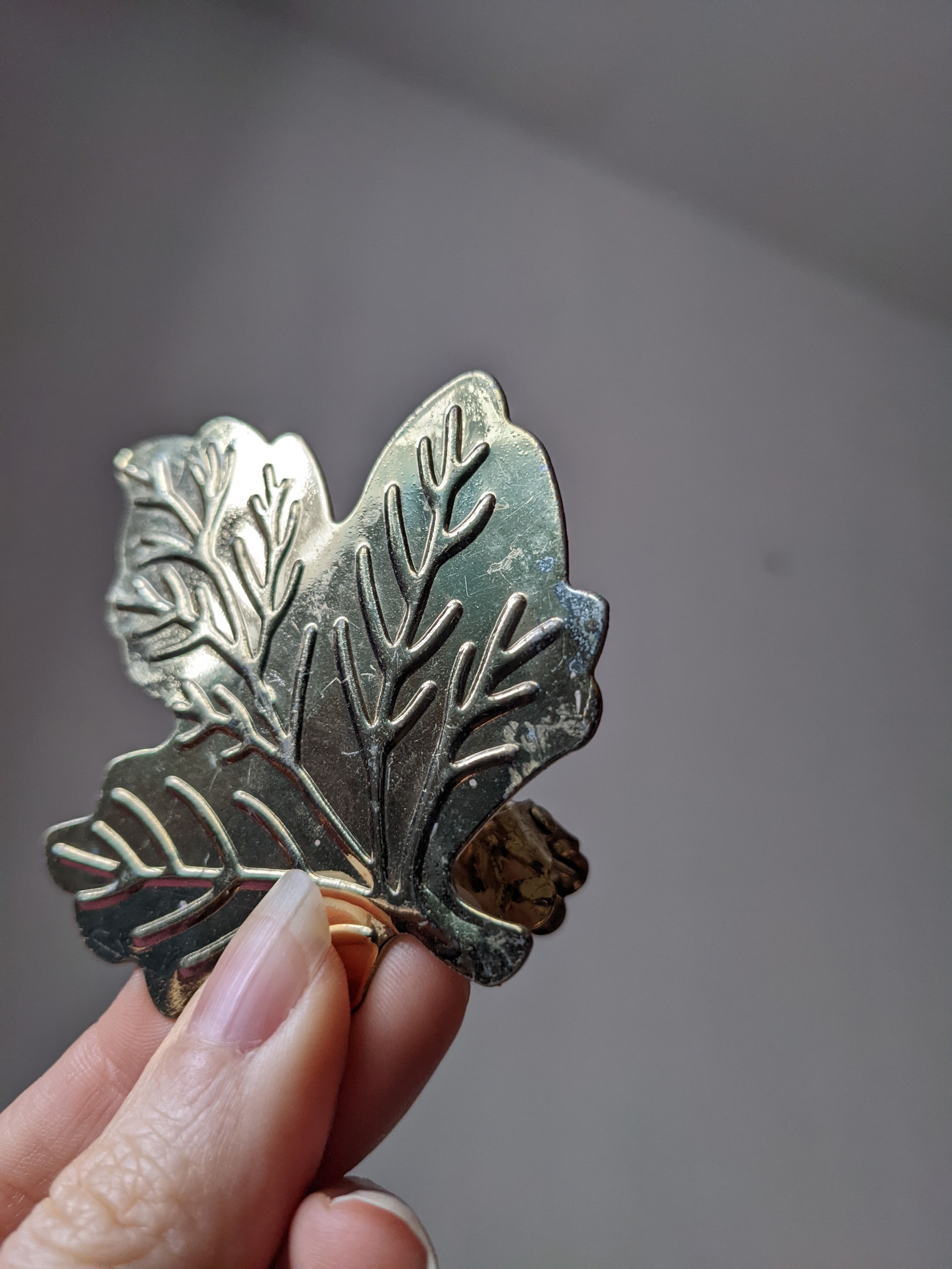 2 golden leaf curtain clips