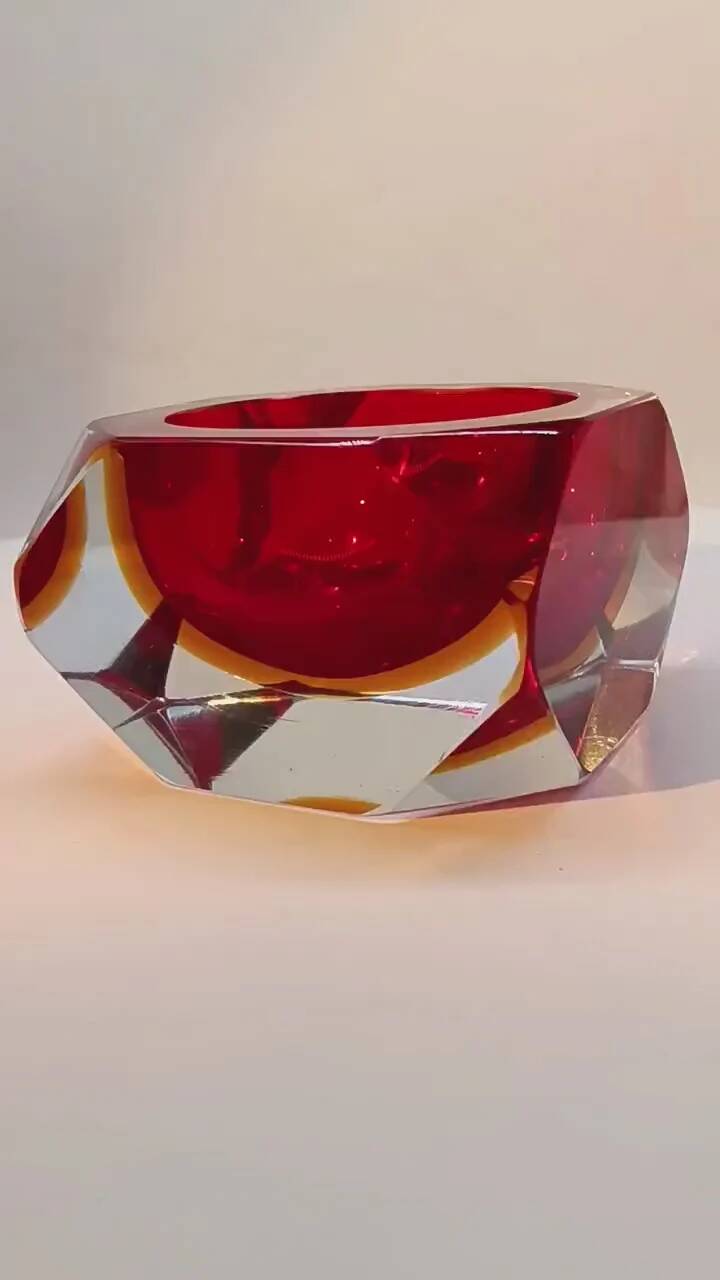 1960s square multifaceted ashtray or catch-all in Murano glass by Flavio Poli for Seguso. Made in Italy.