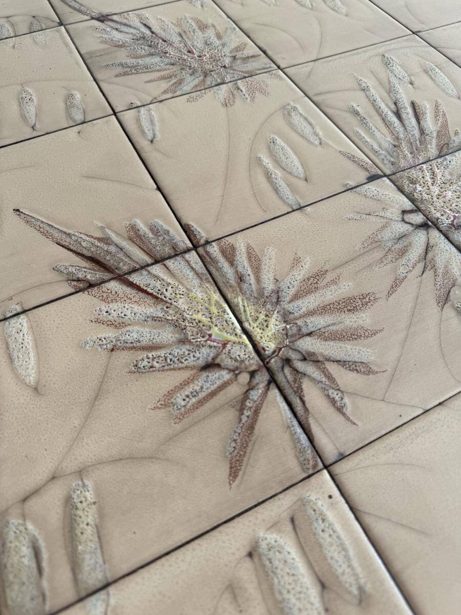 Table d'appoint élégante en bois brun foncé, style années 1950, rare et raffinée. Dimensions : 134 × 67 × 67 cm.