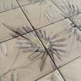 Table d'appoint élégante en bois brun foncé, style années 1950, rare et raffinée. Dimensions : 134 × 67 × 67 cm.