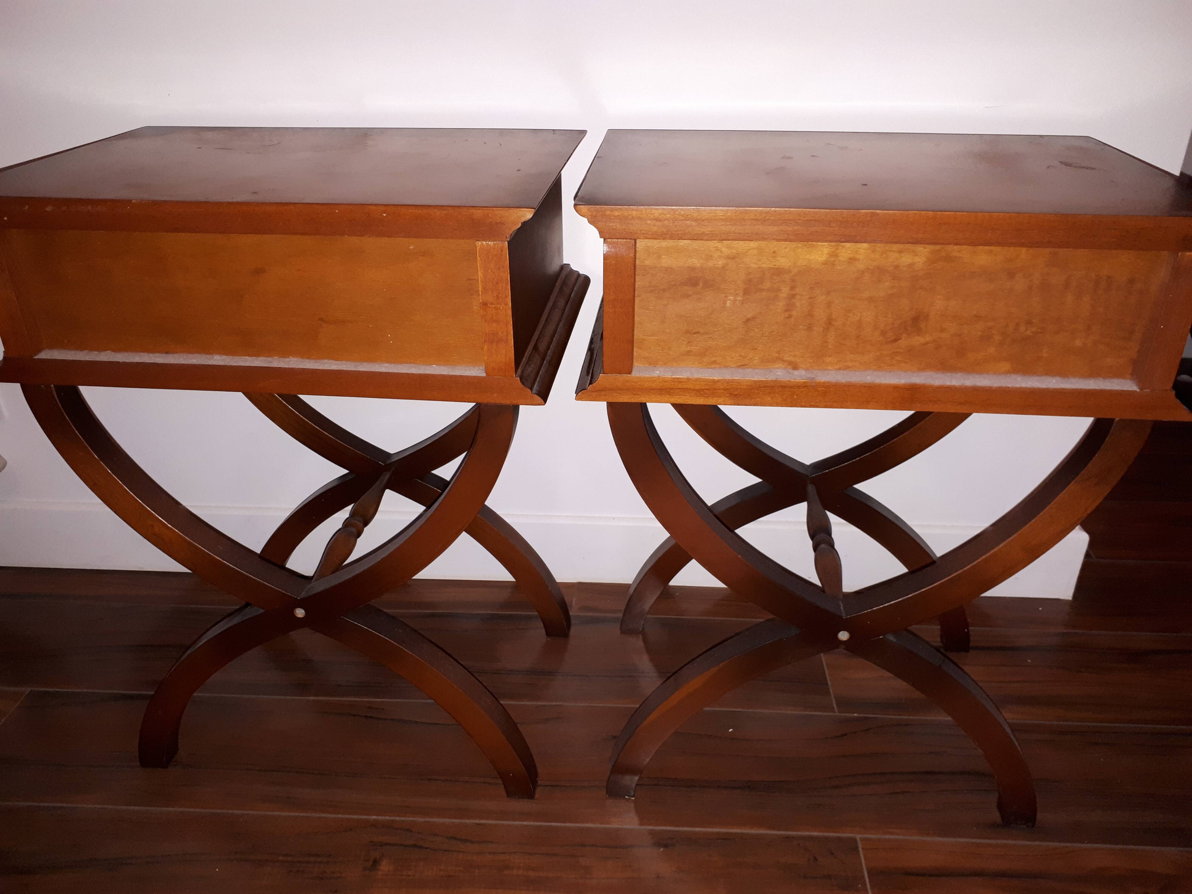 Paire de tables de chevet style empire pieds croisé