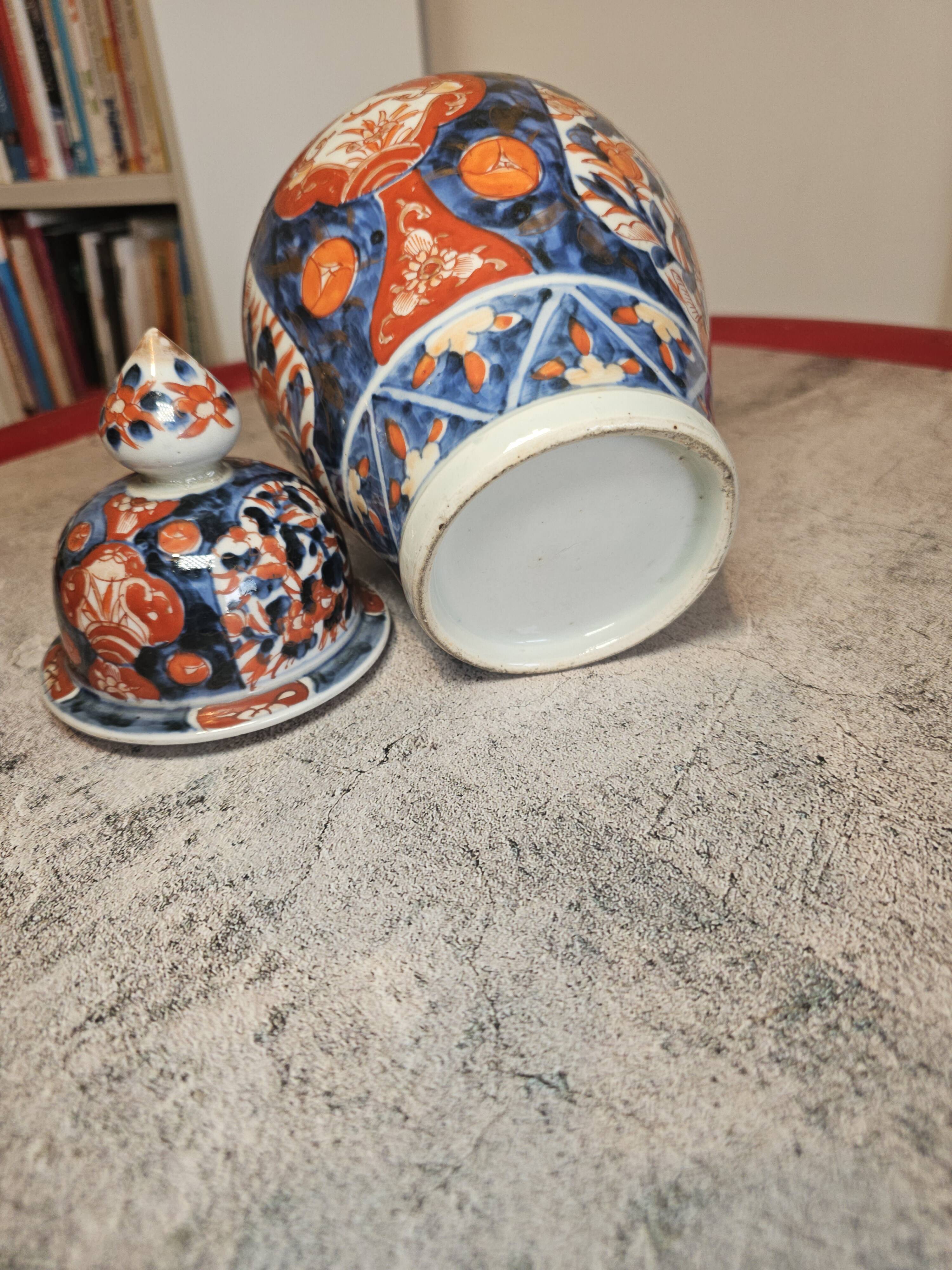 Pot with lid in Imari-style porcelain from Japan.