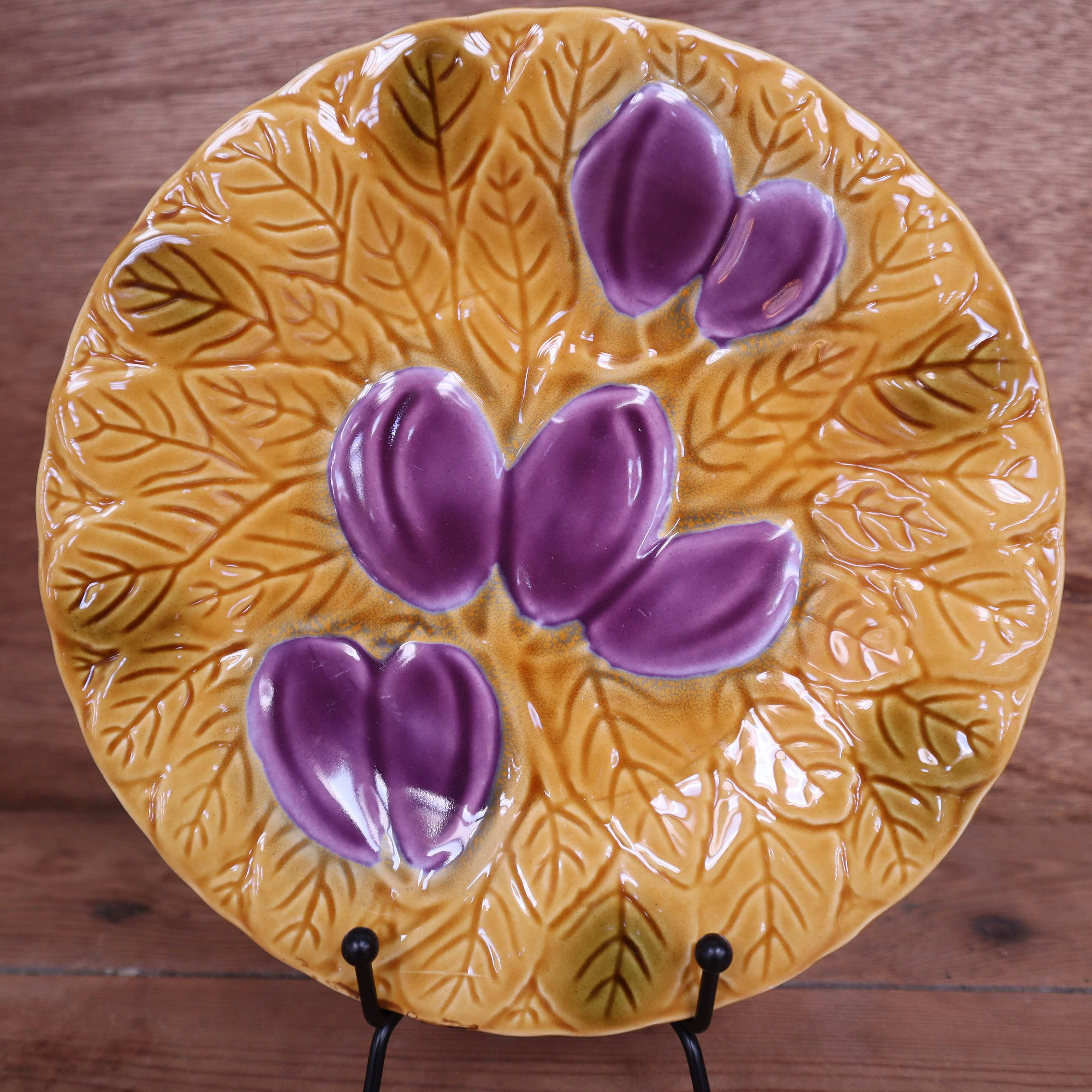 Assiette à dessert faïence barbotine Salins à décor de prunes