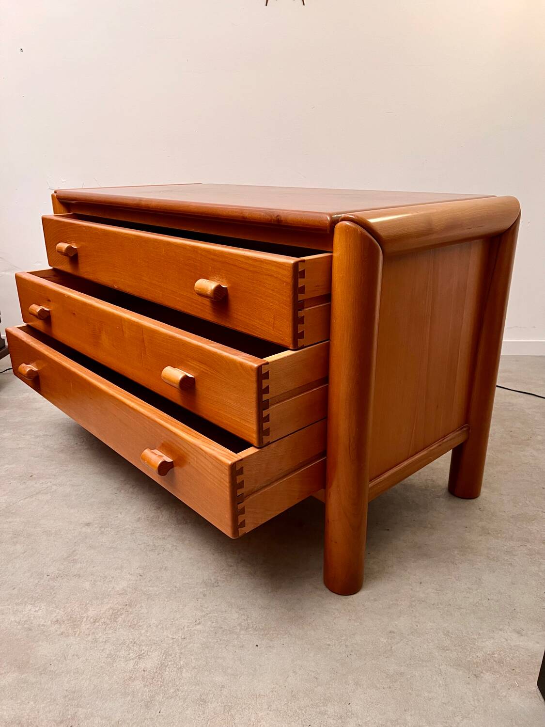 Ancienne commode 3 tiroirs en orme massif design années 70 brutaliste