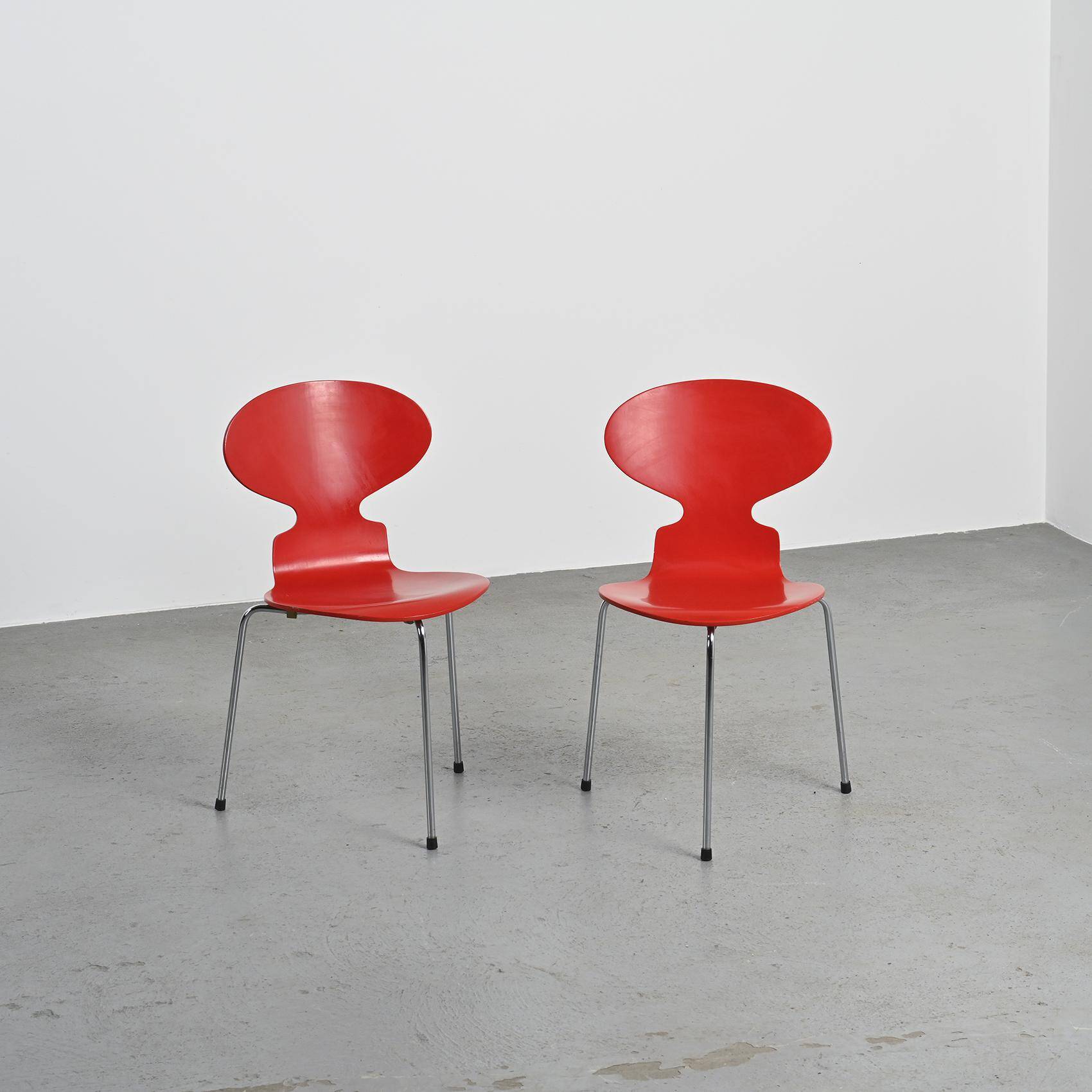 Ensemble de trois chaises "Fourmi", Arne Jacobsen, 1974