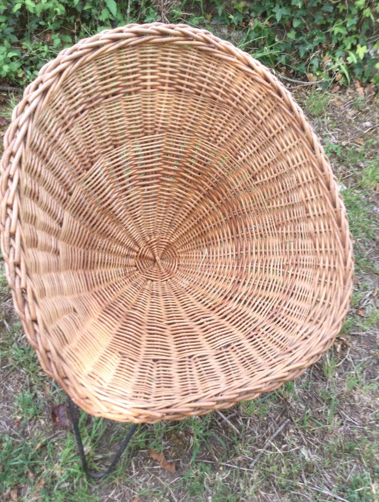 Steel-footing corolla rattan chair