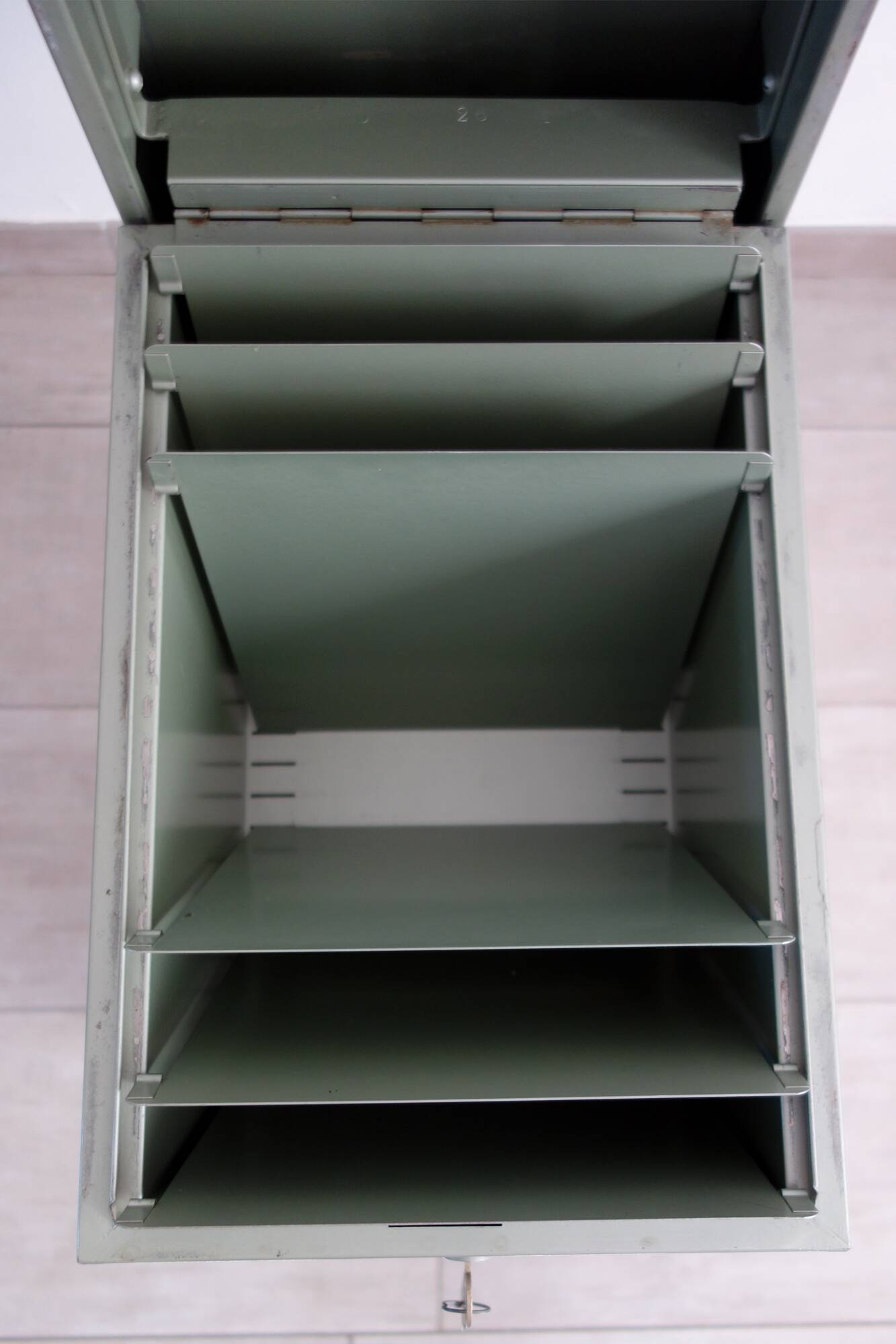 Industrial metal filing cabinet on casters Fidus