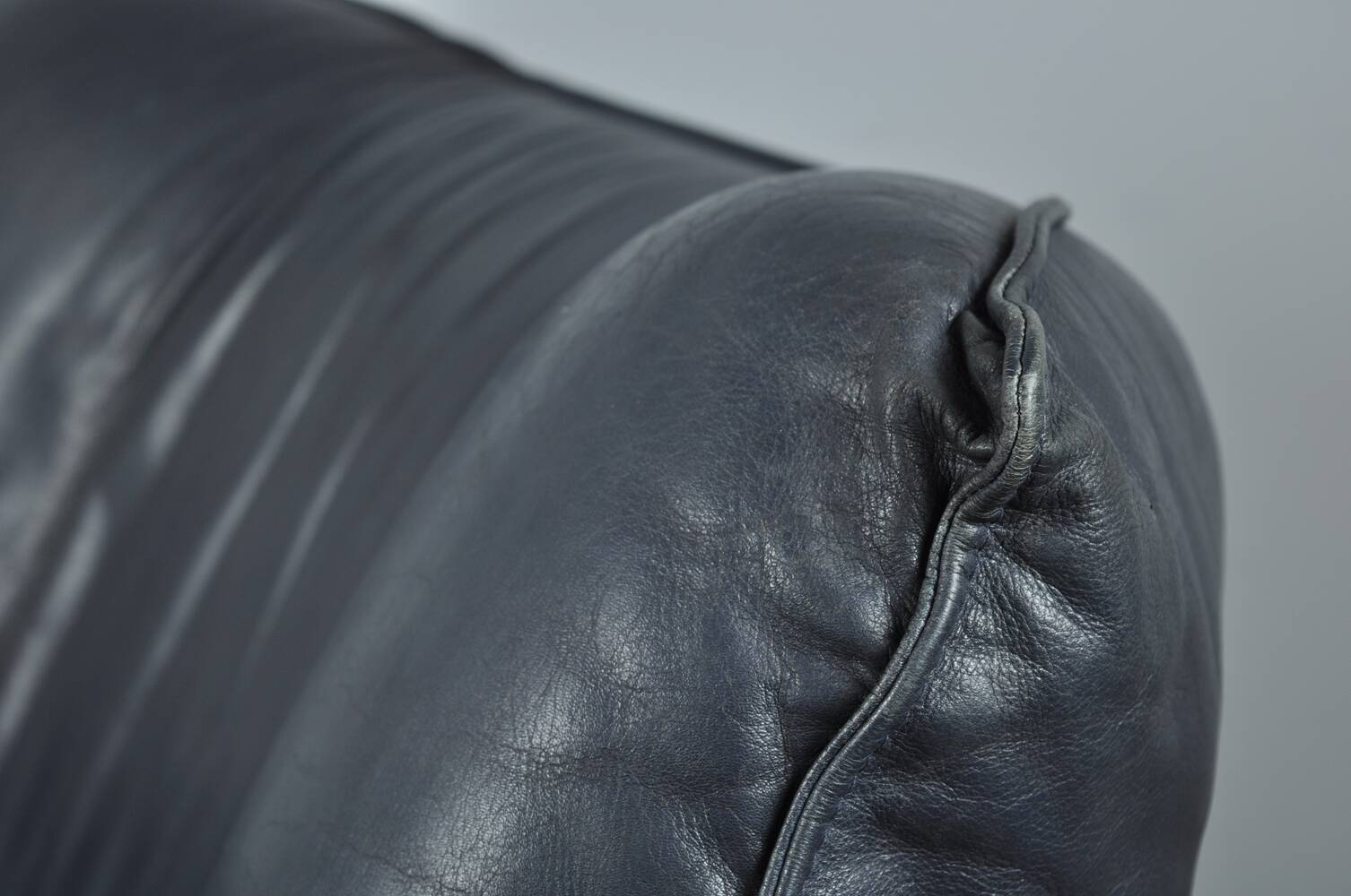 Leolux / vintage "tango" armchair in blue leather / jan armgardt / 1980s netherlands