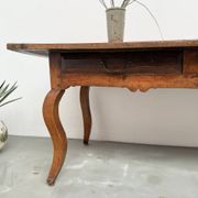 Table, drapière en noyer, XIXème s.