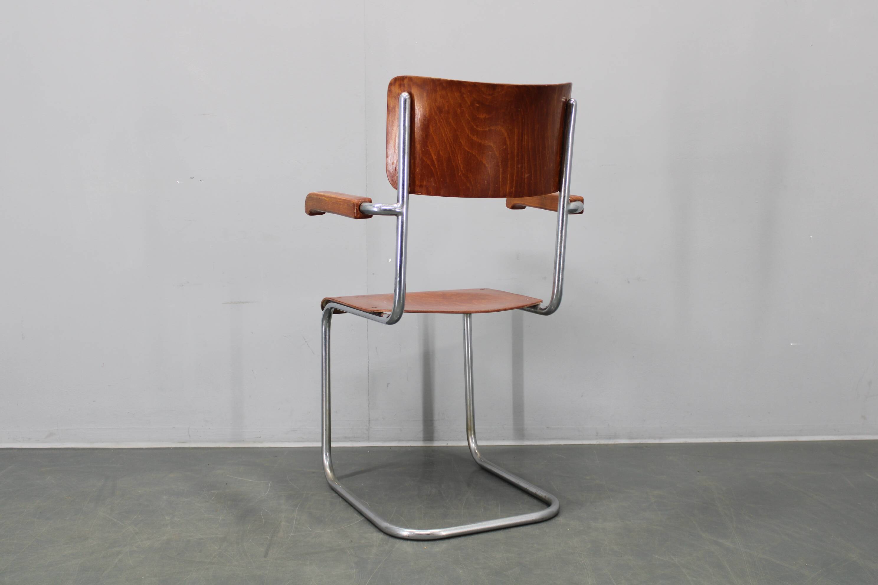 Bauhaus cantilever armchair in chrome tubular steel and beech, 1930s