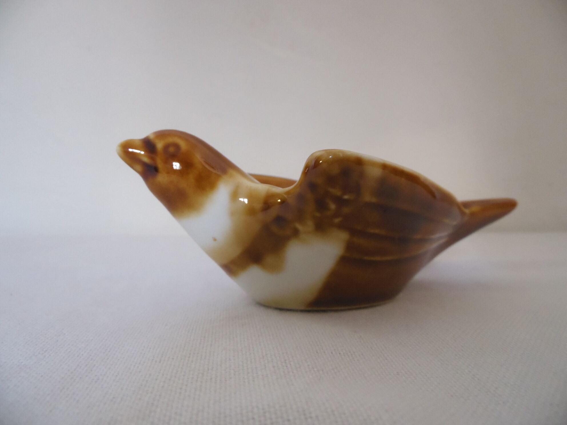 Empty pocket or ashtray model bird