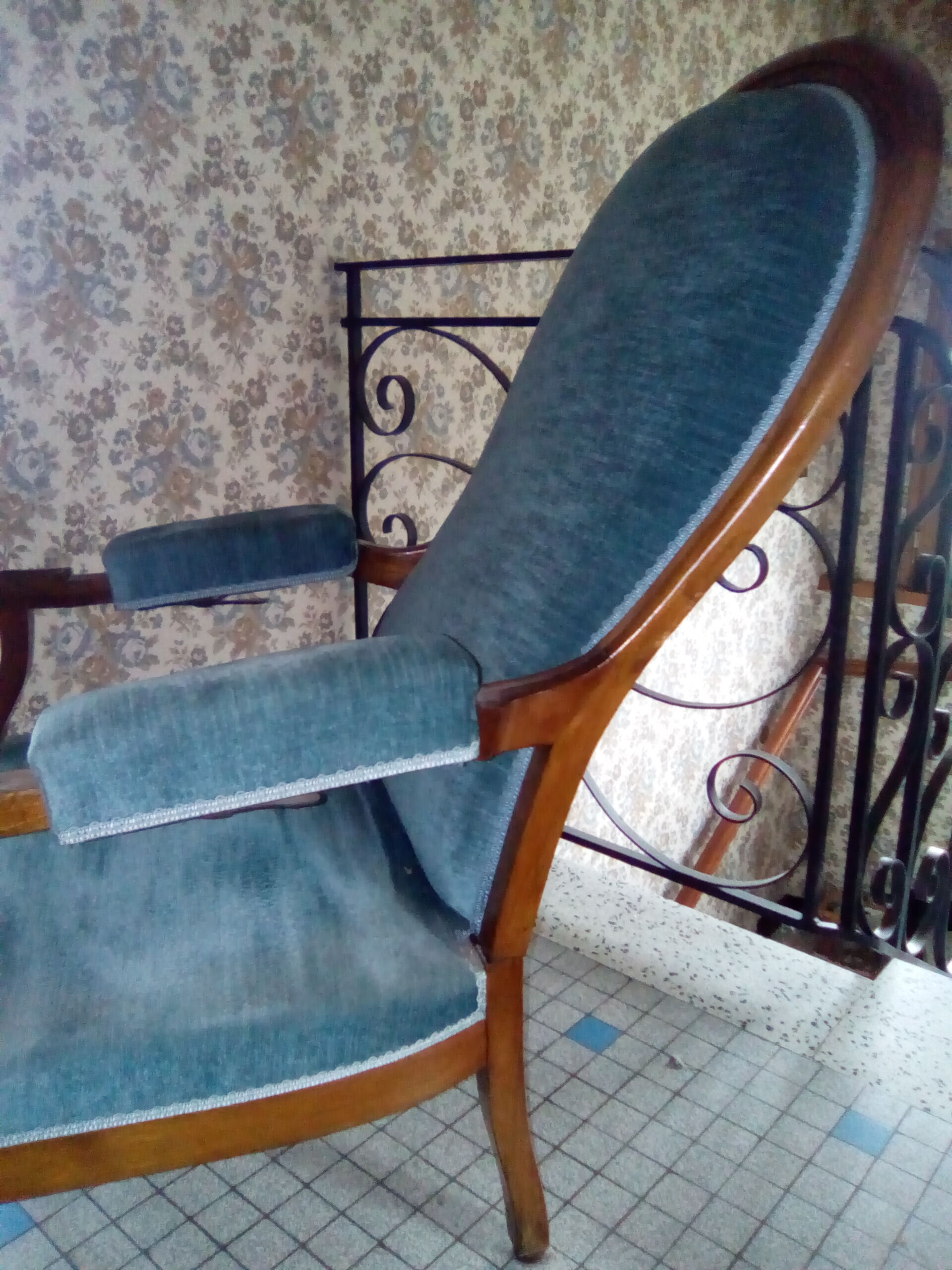 Voltaire armchair with a rack mechanism